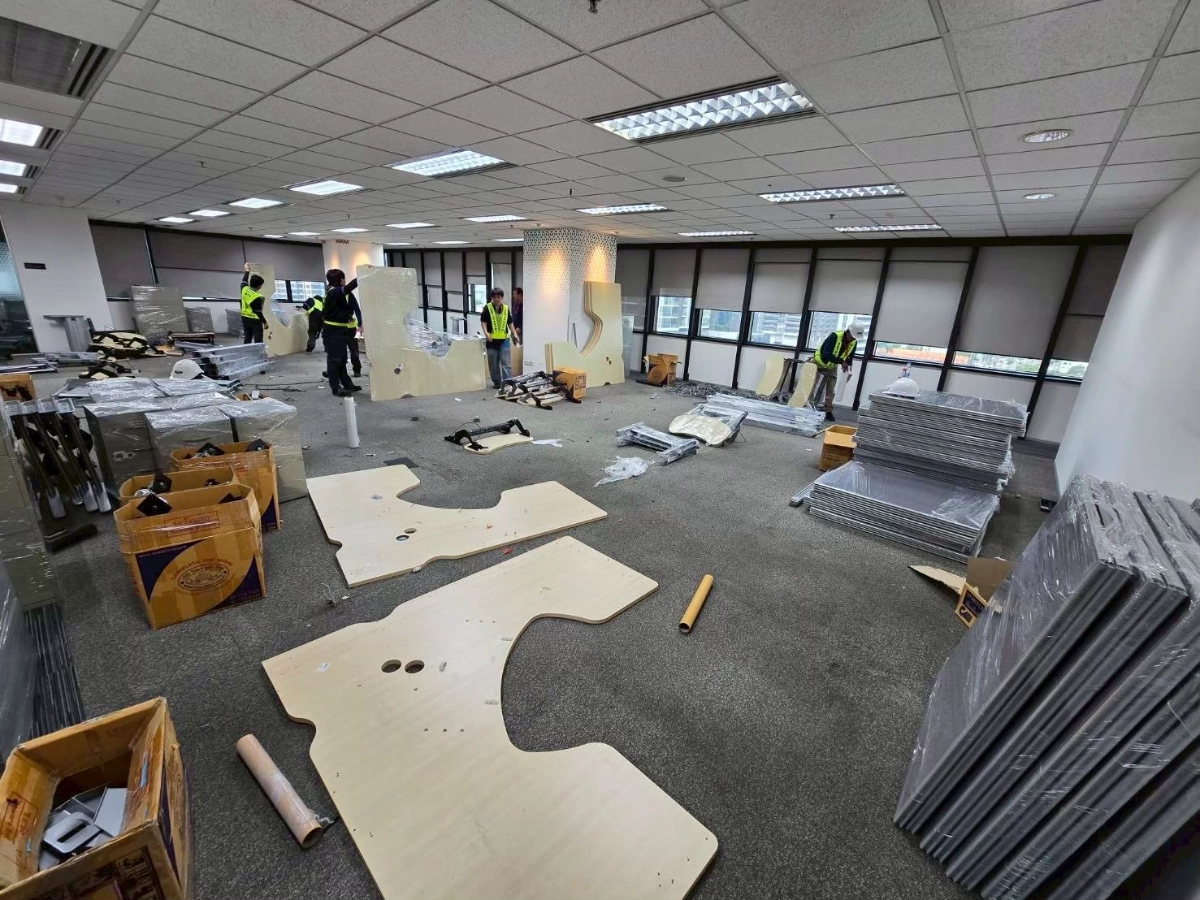 ผลงานการรื้อถอดขนย้ายประกอบติดตั้งเฟอร์นิเจอร์โต๊ะทำงาน